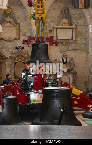 London, UK. 11. Januar 2017. Neue Glocken in der Southwark Cathedral sind Winde in den Glockenturm. Es gibt 13 neue Glocken, von die zwei heißen und gesegnet worden. Das Zeichen des Kreuzes auf die größte Glocke namens Andrew ersichtlich. Die Glocken wurden bei einer Glockengießerei in Loughborough Leicestershire neu gegossen. Foto von Sandra Rowse/Alamy Live-Nachrichten Stockfoto