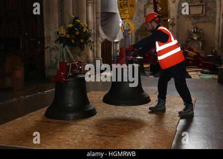 London, UK. 11. Januar 2017. Neue Glocken in der Southwark Cathedral sind Winde in den Glockenturm. Es gibt 13 neue Glocken, von die zwei heißen und gesegnet worden. Das Zeichen des Kreuzes auf die größte Glocke namens Andrew ersichtlich. Die Glocken wurden bei einer Glockengießerei in Loughborough Leicestershire neu gegossen. Foto von Sandra Rowse/Alamy Live-Nachrichten Stockfoto