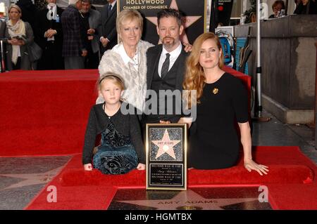 Los Angeles, USA. 11. Januar 2017. Aviana Olea Le Gallo, Kathryn Adams, Darren Le Gallo, Amy Adams bei der Induktion Zeremonie für Stern auf dem Hollywood Walk of Fame für Amy Adams, Hollywood Boulevard, Los Angeles, CA. Credit: Michael Germana/Everett Collection/Alamy Live News Stockfoto