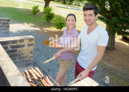 Grillzeit auf dem Campingplatz Stockfoto