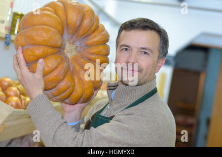 Man Betrieb großer Kürbis Stockfoto