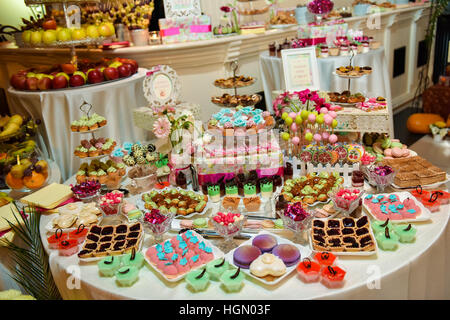 Schokoriegel mit verschiedenen Desserts in eine helle Seite Stockfoto