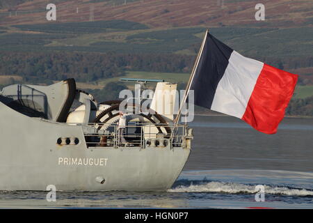 Die französische Marine Ensign fliegt stolz aus dem Heck des FNS Primauguet (D644), mit dem Schiff geschleppt Array Sonar zeigt. Stockfoto