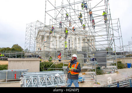 Am Lincoln Memorial in Washington, DC, Arbeiter bauen Sie einen Turm für den Einsatz bei einem Presidential Inaugural Tag Konzert Stockfoto