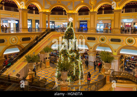 Weihnachtsbaum im Venetian Hotel in Macau, China Stockfoto