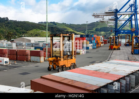 Freight Handling von Containern an der Port Chalmers, Otago Harbour, Dunedin, Neuseeland. Stockfoto