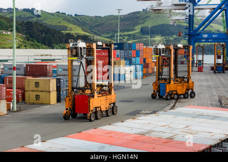 Freight Handling von Containern an der Port Chalmers, Otago Harbour, Dunedin, Neuseeland. Stockfoto