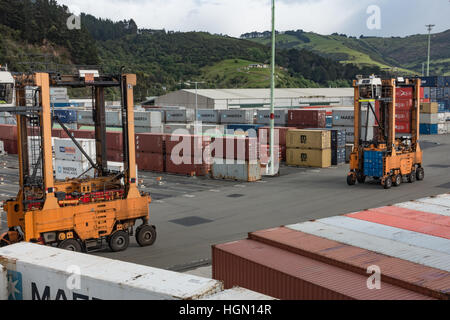 Freight Handling von Containern an der Port Chalmers, Otago Harbour, Dunedin, Neuseeland. Stockfoto