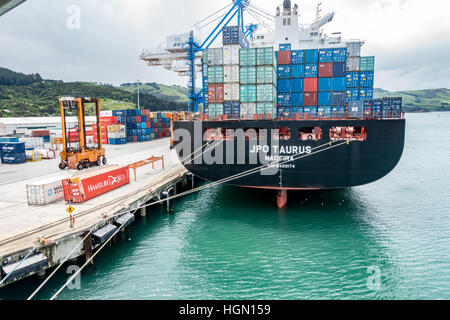 Freight Handling von Containern an der Port Chalmers, Otago Harbour, Dunedin, Neuseeland. Stockfoto