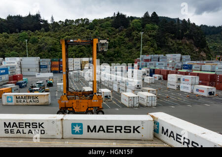 Freight Handling von Containern an der Port Chalmers, Otago Harbour, Dunedin, Neuseeland. Stockfoto