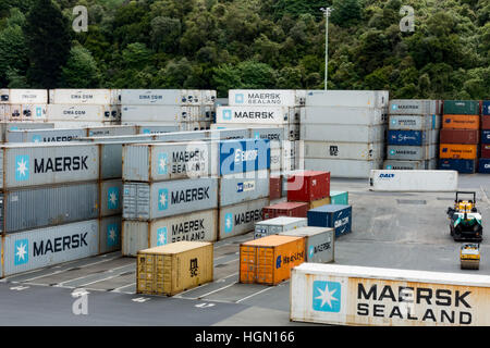 Freight Handling von Containern an der Port Chalmers, Otago Harbour, Dunedin, Neuseeland. Stockfoto