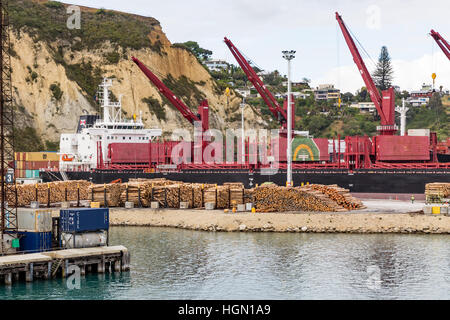 Protokolle bereit, verladen sein Schiff in Napier Neuseeland Stockfoto