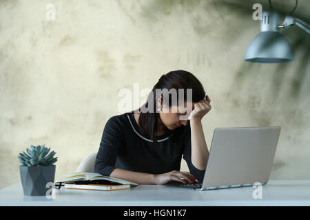 Frau im Büro Stockfoto