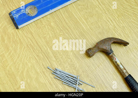 Hammer, Nägel und Wasserwaage mit textfreiraum auf den Tisch. Stockfoto