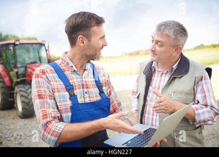 Moderne Landwirte über den laptop Stockfoto