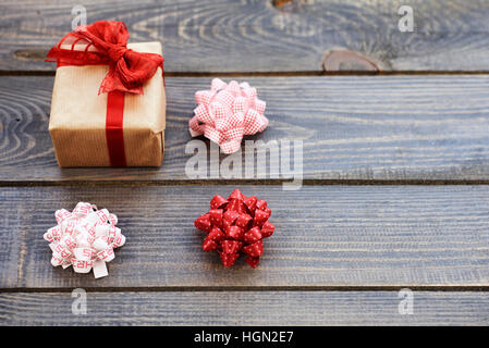 Weihnachts-Geschenk mit drei Bögen Stockfoto