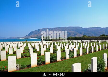 Blick auf die Souda Bay Alliierten Soldatenfriedhof mit dem Ägäischen Meer nach hinten, Souda Bay, Kreta, Griechenland, Europa. Stockfoto