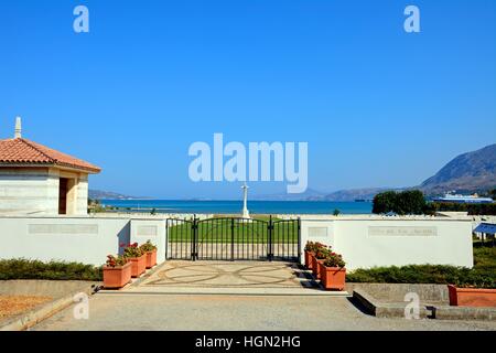 Blick auf die Souda Bay Alliierten Soldatenfriedhof mit dem Ägäischen Meer nach hinten, Souda Bay, Kreta, Griechenland, Europa. Stockfoto