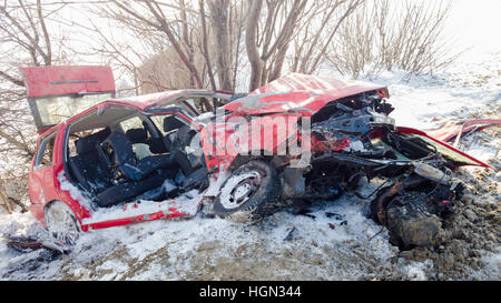 Autowrack in Unfall, schwere Schäden, Winterszene Stockfoto