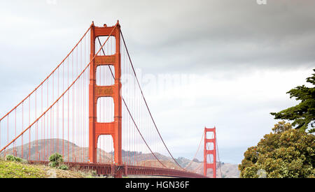 Nebel legt sich über San Francisco mit der Golden Gate Bridge im Vordergrund Stockfoto