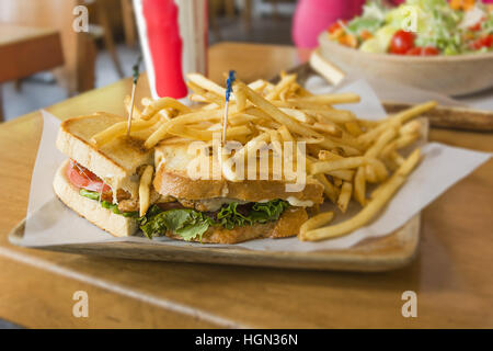 Leckere Sandwich mit Pommes und Ketchup, Nahaufnahme Stockfoto