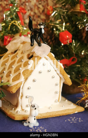 Weihnachtsgeschichte mit Ingwer Katzenhaus und auf dem Dach. Stockfoto