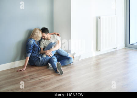 Paar, sitzen auf dem Boden in der neuen Wohnung Stockfoto
