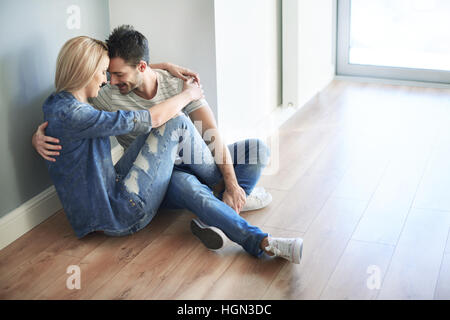 Paar zog bereits in das neue Haus Stockfoto