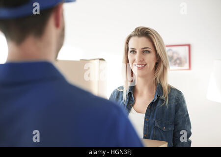 Mit dem Ausdruck ihrer Freude am Erhalt ihrer express-Lieferung Stockfoto