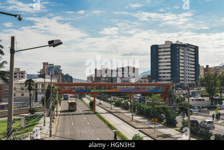 Straße mit Taxis in der Innenstadt von Quito, Ecuador, Südamerika Stockfoto