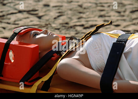 Dummy für den Transport auf einer Bahre immobilisiert Stockfoto