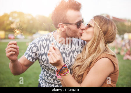 Junge Paar küssen beim Musikfestival Stockfoto