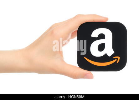 Kiew, Ukraine - 18. Mai 2016: Hand hält Amazon Symbol auf Papier gedruckt. Amazon ist ein US-amerikanischer e-Commerce-Unternehmen Stockfoto