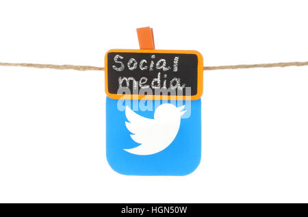 Kiew, Ukraine - 2. August 2016: Twitter-Symbol gedruckt auf Papier, Hangind an einem Seil mit Tag orange Wäscheklammer mit Kreide geschrieben Worte 'Social Media' o Stockfoto