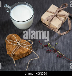 Geschenk zum Valentinstag. Lebkuchen-herzförmig, Geschenk verpackt in einer Schachtel aus Wellpappe für einen lieben Menschen. Stockfoto