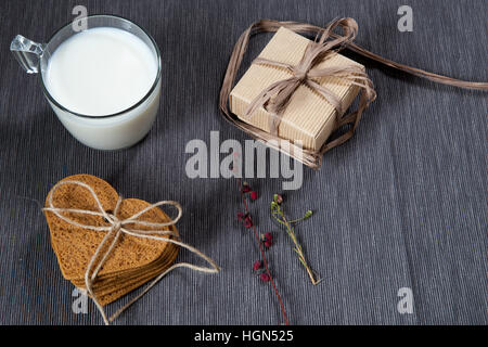 Geschenk zum Valentinstag. Lebkuchen-herzförmig, Geschenk verpackt in einer Schachtel aus Wellpappe für einen lieben Menschen. Stockfoto