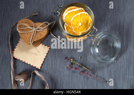 Geschenk zum Valentinstag. Herzform Lebkuchen, Umschlag und Geschenk verpackt in einer Schachtel aus Wellpappe für einen lieben Menschen. Stockfoto