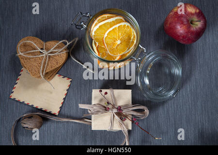 Geschenk zum Valentinstag. Herzform Lebkuchen, Umschlag und Geschenk verpackt in einer Schachtel aus Wellpappe für einen lieben Menschen. Stockfoto