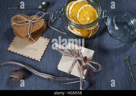 Geschenk zum Valentinstag. Herzform Lebkuchen, Umschlag und Geschenk verpackt in einer Schachtel aus Wellpappe für einen lieben Menschen. Stockfoto