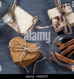 Geschenk zum Valentinstag. Herzform Lebkuchen, Umschlag und Geschenk verpackt in einer Schachtel aus Wellpappe für einen lieben Menschen. Stockfoto