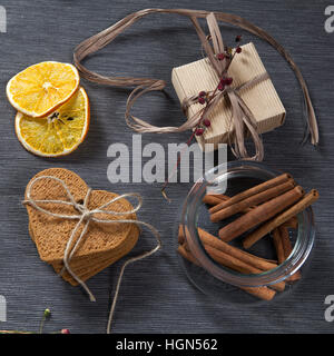 Geschenk zum Valentinstag. Herzform Lebkuchen, Umschlag und Geschenk verpackt in einer Schachtel aus Wellpappe für einen lieben Menschen. Stockfoto