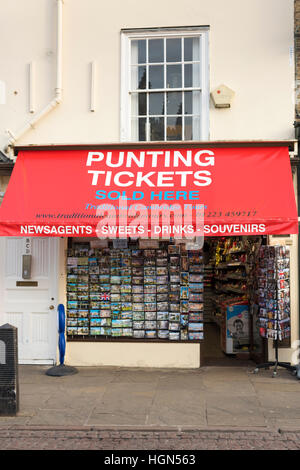Eine Anzeige für Stechkahn fahren Eintrittskarten auf eine Markise über einen Shop in des Königs Parade Cambridge UK Stockfoto