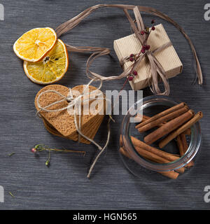 Geschenk zum Valentinstag. Herzform Lebkuchen, Umschlag und Geschenk verpackt in einer Schachtel aus Wellpappe für einen lieben Menschen. Stockfoto