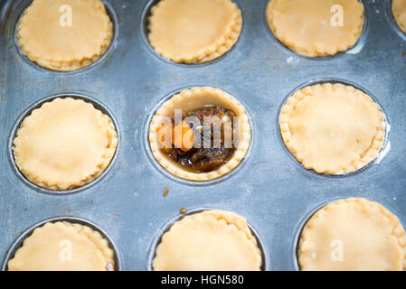 Hausgemachte Mince Pies. Fällen Gebäck gefüllt mit Hackfleisch im Ofen einsatzbereit Stockfoto