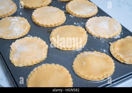 Hausgemachte Mince Pies. Fällen Gebäck gefüllt mit Hackfleisch im Ofen einsatzbereit Stockfoto