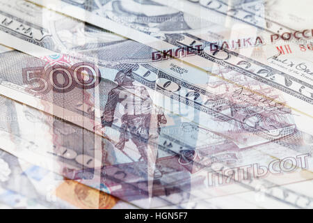 Russischer Rubel und US-Dollar-Banknoten und Computer-Daten Stockfoto