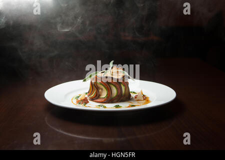 Gemüse-Ratatouille, serviert mit Rauch Stockfoto