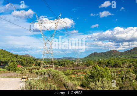 Elektrische Leitung und eine Landschaft der valencianischen Gemeinschaft, Spanien Stockfoto