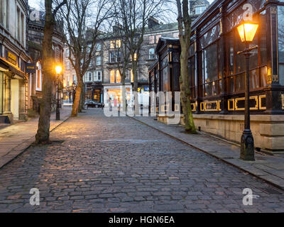 Krone Platz gepflasterten Straße und königliche Trinkhalle Museum an der Dämmerung Harrogate North Yorkshire in England Stockfoto