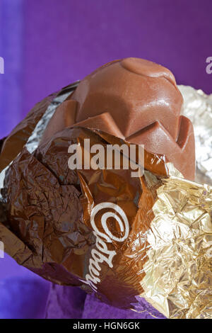 Cadbury Dairy Milk Ei'n'Löffel - choc - voll von Flauschigen lecker milchig Mousse mit Wrapper rückgängig gemacht Inhalt - für Ostern zu zeigen Stockfoto